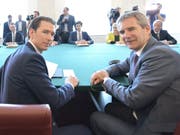 Nach dem Misstrauensvotum gegen die Regierung von Österreichs Kanzler Sebastian Kurz (links im Bild) soll nun Vizekanzler Hartwig Löger (rechts) die Geschäfte zunächst weiterführen. (Bild: KEYSTONE/APA/APA/HERBERT NEUBAUER)