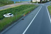 Der Autofahrer landete neben der Strasse auf der Wiese. (Bild: Kantonspolizei Nidwalden)