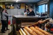 Die Ob- und Nidwaldner Bäckermeister bei der «Generalprobe» für den Weltrekordversuch. (Bild: PD, Horw, 11. März 2019)