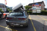 Das Sofa wurde lediglich mit Schnüren befestigt. (Bild: Kapo)