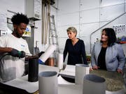 Integrations-Vorlehrling Solomon Aklilu aus Eritrea zeigt Bundesrätin Karin Keller-Sutter (Mitte) und der Berner Regierungsrätin Christine Häsler seine Arbeit. (Bild: KEYSTONE/ANTHONY ANEX)