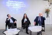 Was ist in der Wirtschaft wichtig? Insektenretter und Unternehmer Hans-Dietrich Reckhaus (rechts), HSG-Professorin Susan Müller und Moderator Arthur Honegger. (Bild: Urs Bucher)