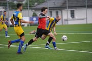 Der Schattdorfer Robin Mahrow im Kampf mit zwei Küssnachter Spielern. (Bild: Urs Hanhart, Schattdorf, 25. Mai 2019)