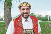Stolz präsentiert der 31-jährige Daniel Bösch seinen 100. Kranz, den er beim St. Galler Kantonalen gewann. (Bild: Janine Kid)