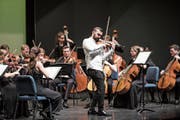 Die Streicher der Jungen Philharmonie Zentralschweiz mit dem Solisten Ahmed Pysthiyev. Die Geigerin Ina Dimitrova (links) leitete die Musikstudenten vom ersten Pult aus. Bild: Manuela Jans-Koch (Meggen, 26. Mai 2019))