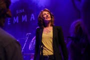 Die Walliser Sängerin Sina trat im Rahmen ihrer «Emma»-Tour in der Kirchberger «Eintracht» auf. (Bild: Seraina Hess)