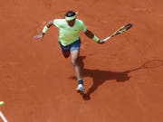 Rafael Nadal nahm die erste Hürde souverän (Bild: KEYSTONE/AP/PAVEL GOLOVKIN)