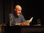 Erfand einen Roman über einen Lügner, den es wirklich gab: Autor Michael Hugentobler im Kleintheater Fabriggli. (Bild: Christoper Eggenberger)