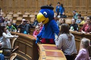 Globi war die Hauptattraktion am diesjährigen Familientag im Bundeshaus. (KEYSTONE/Lukas Lehmann)