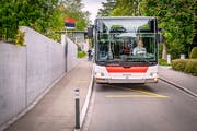 Bus Nummer 10: Die Haltestelle Röteli am Rosenberg wird heute seltener bedient als vor dem Fahrplanwechsel. (Bild: Urs Bucher)