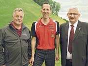 Der scheidende Feldschützenmeister Walter Odermatt mit Gewehr-Sieger Guido Gander und dem neuen Feldschützenmeister Paul Dönni (von links). (Bild: PD)
