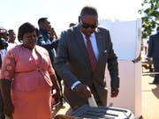 Malawis alter und neuer Präsident Peter Mutharika (hier bei der Stimmabgabe) hat sich knapp eine zweite Amtszeit gesichert. (Bild: KEYSTONE/AP/THOKO CHIKONDI)