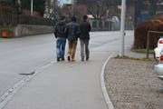 Drei Asylsuchende auf dem Trottoir der Kapellenstrasse in Sulgen. (Bild: Hannelore Bruderer, 9. Dezember 2015)