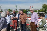 Während der Fahrt erklärte Präsident Raimund Hipp (Dritter von rechts) Geschichte und Geografie der Untersee-Rhein-Strecke. (Bild Mario Gavazzi)