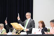 Gemeindepräsident Roman Brülisauer leitet in Erlen zum letzten Mal eine Gemeindeversammlung. (Bild: Hannelore Bruderer)