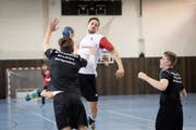 Philipp Näf von den «Legenden» gegen die U19-Spieler des Regionalen Leistungszentrums (RLZ) Fürstenland. (Bild: Ralph Ribi)