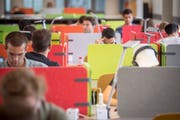 Auf zwei Lernplätze kommen drei Studierende: An der HSG herrscht Raumnot. Ein Erweiterungsbau soll Abhilfe schaffen.