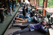 Konzentration im Schiesstand: Feldschiessen in Sachseln. (Bild: PD)