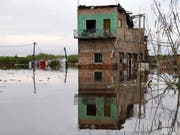 In Paraguay regnet es seit Tagen teilweise ununterbrochen. Die Folge sind verheerende Überschwemmungen, die viele Menschen obdachlos machen. (Bild: KEYSTONE/EPA EFE/ANDRES CRISTALDO)