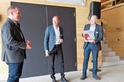 Freude über die Auszeichnung (von rechts): Baudirektor Stephan Attiger, Kantonsbaumeister Urs Heimgartner und Ueli Küng, Präsident der Betriebskommission Forstbetrieb Region Muri . Bild: Eddy Schambron