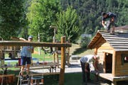 Bereits vor zwei Jahren haben Mitglieder der CVP Erstfeld auf dem Spielplatz Jagdmatt Arbeiten verrichtet. (Bild: Paul Gwerder, Erstfeld, 17. Juni 2017)