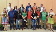 Die Kategoriensieger des Feldschiessens: Richard Scherrer, Präsident RSV, Daniela Brunner, Denise Bannwart, Nico Zaccari, Jero Stricker, Marin Nagel, Chef FS (hinten von links); Karin Hobi, Ehrendame, Bernhard Schweizer, Christian Brunner, FM, Lea Gämperle, August Meile, FM, Vanessa Scherrer, Pascal Breitenmoser, Wilhelm Hollenstein, Rahel Werder, Ehrendame (vorne von links). (Bild: Peter Jenni)