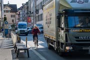 Der Löwengraben in der Luzerner Altstadt ist neu eine Begegnungszone. Dennoch herrscht hier zeitweise immer noch reger Autoverkehr. (Bild: Eveline Beerkircher, 23. Mai 2019)