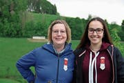 Das Feldschiessen ist keine reine Männersache. Auch die Frauen zeigten sich treffsicher: Ruth Morgenthaler aus Richenthal (links) und Catarina Almeida (Nebikon) freuten sich über den Kranz. (Bild: Patrick Birrer)
