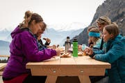 Giselle Broadbent mit Pascal Furrer (l.) und Martina Amato (r.) beim Picknicken mit ihren Kindern auf der Drachenalp.
