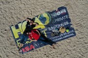 Die OK-Mitglieder des HCA-Fäschts, Nicolas Uebelhart und Janette Baldinger, hoffen auf sonniges Wetter beim Beachhandballturnier, das an Auffahrt auf den Sandplätzen im Tellenfeld ausgetragen wird. (Bild: Manuel Nagel)