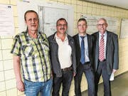 Im Eingangsbereich zum erweiterten und renovierten Reservoir Stählibuck: Ueli Berger, Leiter Abteilung Erdgas und Wasser bei den Werkbetrieben, Projektleiter Peter Langhart, Werkbetriebe-Chef Peter Wieland und Stadtrat Ruedi Huber. (Bild: Samuel Koch)