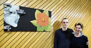 Marion Ferstl und Sohn Philipp zeigen ihre Bilder im Rathaus Frümsen, hier vor dem Werk «Wiedergeburt» von Philipp Ferstl. (Bild: Hansruedi Rohrer)
