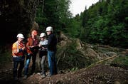 Die Verantwortlichen setzen viel daran, dass die Wanderer in Menzingen bald wieder sicher der Sihl entlang laufen können. (Bild: Stefan Kaiser, Menzingen, 27. Mai 2019)