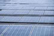 Die Photovoltaikanlage auf dem Dach des Viva Luzern Altersheim im Dreilinden. (Bild: Boris Bürgisser, 8. Juni 2018)