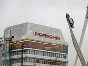 Die deutsche Staatsanwaltschaft und die Steuerfahndung haben am Dienstag Standorte des Autobauers Porsche durchsucht. (Bild: KEYSTONE/EPA/RONALD WITTEK)