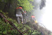 Unwegsames Gelände, garstiges Wetter. Der Einsatz des Zivilschutzes ist kräftezehrend. (Bild: Patricia Wichser)