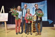 Standen nach der Bürgerversammlung im Mittelpunkt (von links): Katharina Piljic, Lucas Keel, Concetta Egger und Simon Egger. (Bild: Tobias Söldi)