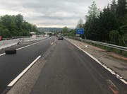 Das Fahrzeug ist zuerst rechts in die Leitplanke und dann links in die Betonabschrankungen geprallt. (Bild: Luzerner Polizei)