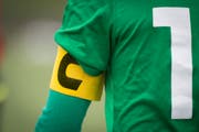 Der Mannschaftscaptain im Fussball trägt die Binde am Oberarm. (Bild: Benjamin Manser)