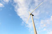 Bei Feldmoos ob Entlebuch stehen zwei Windräder der Firma Windpower AG. (Bild: Manuela Jans, 14. Dezember 2011)