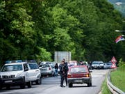 Polizeiaktion gegen mutmassliche Schmuggler im Norden Kosovos: Beamte kontrollieren Autos beim Dorf Cabra. (Bild: KEYSTONE/EPA/STRINGER)