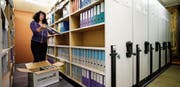 Die Mitarbeitenden der Verwaltung packen mit an beim Umzug, hier Ursi Keller. (Bild: Stefan Kaiser, Zug, 27. Mai 2019)