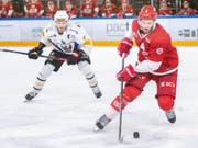 Petteri Lindbohm (rechts an der Scheibe) bleibt auch als Weltmeister bei Lausanne (Bild: KEYSTONE/ADRIEN PERRITAZ)
