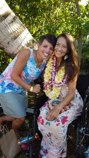 Beide strahlen: Susann Schuh (links) und Amanda Eller beim grossen Fest auf Hawaii. (Bild: PD)