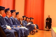 Zum ersten Mal konnten auf einer Jahrgangsstufe elf Absolventen ihre Diplome entgegennehmen. Einziger Absolvent aus der Region Werdenberg ist Maximilian Kendlbacher aus Gams. (Bilder: Jessica Nigg)