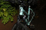 Das hellblaue City-Bike der vermutlich verunfallten Velofahrerin hat die Stadtpolizei an der Teufener Strasse gefunden. (Bild: Stadtpolizei St.Gallen - 27. Mai 2019)