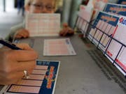 Zwei Gewinner haben bei der Lotterie Euromillions die richtigen Zahlen angekreuzt und teilen sich 36,8 Millionen Franken. (Bild: KEYSTONE/MONIKA FLUECKIGER)