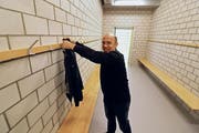 Stadtrat Stefan Koster im neuen Garderobengebäude. (Bild: PD)