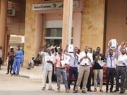 Generalstreik gegen Generäle: Demonstranten verlangen vor der Bank of Khartoum in der sudanesischen Hauptstadt den raschen Übergang zu einer Zivilregierung. (Bild: KEYSTONE/EPA/STRINGER)