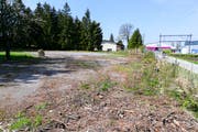 Der Platz beim Areal Fuchsloch in Thal liegt abgeschieden an der Bahnstrecke Staad-Rheineck. (Bild: Rudolf Hirtl)